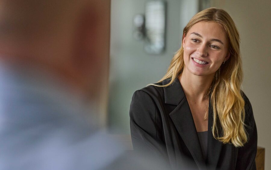 Hvem kan søge som praktikant eller trainee?